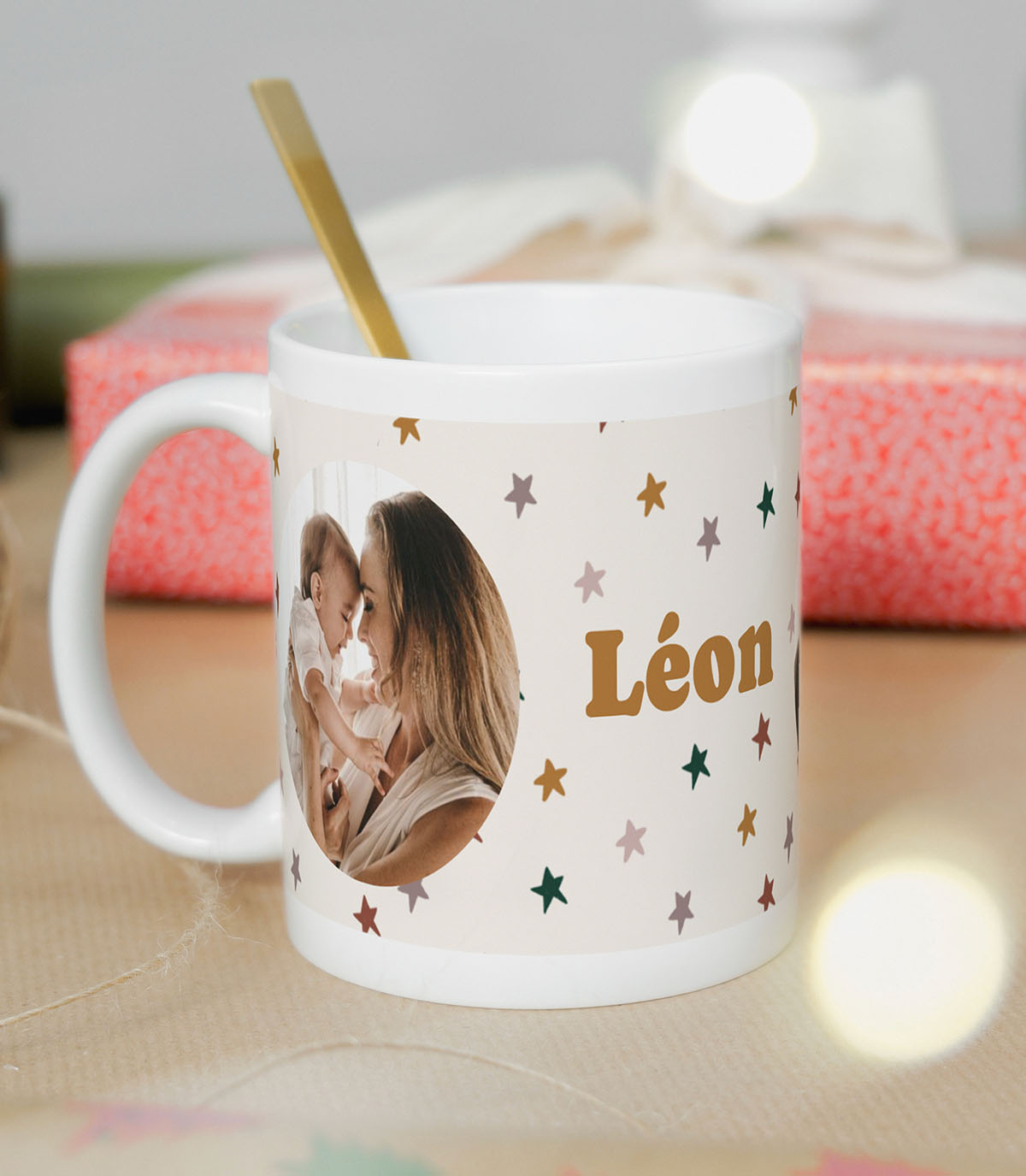 Mug personnalisable avec prénom au centre, entouré de deux photos en cercle et d’un motif étoilé dans un camaïeu de beige et marron.