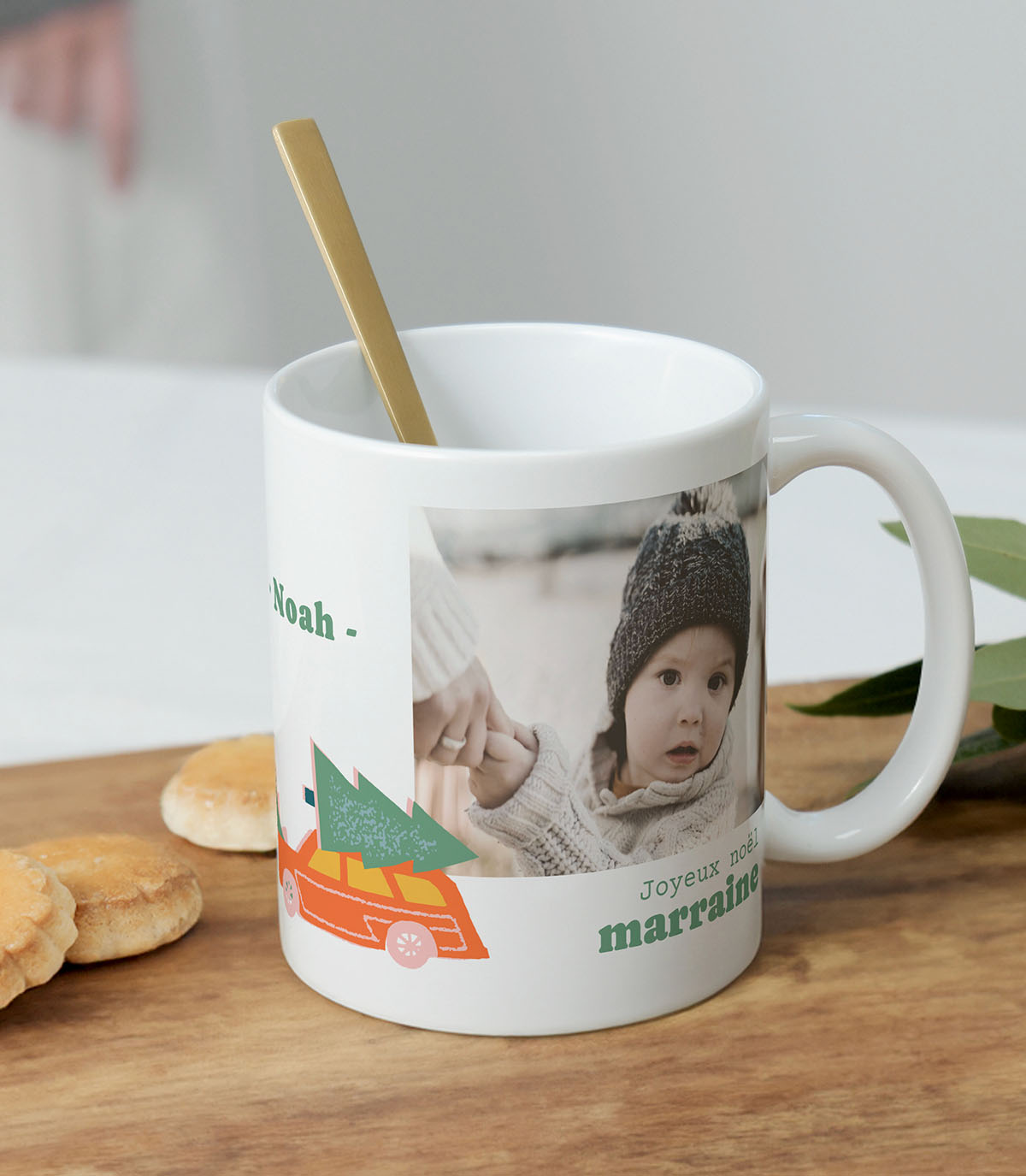 Mug personnalisé 'Sous le Sapin' avec photo et message, décoré d'une frise festive pour Noël, idéal comme cadeau unique