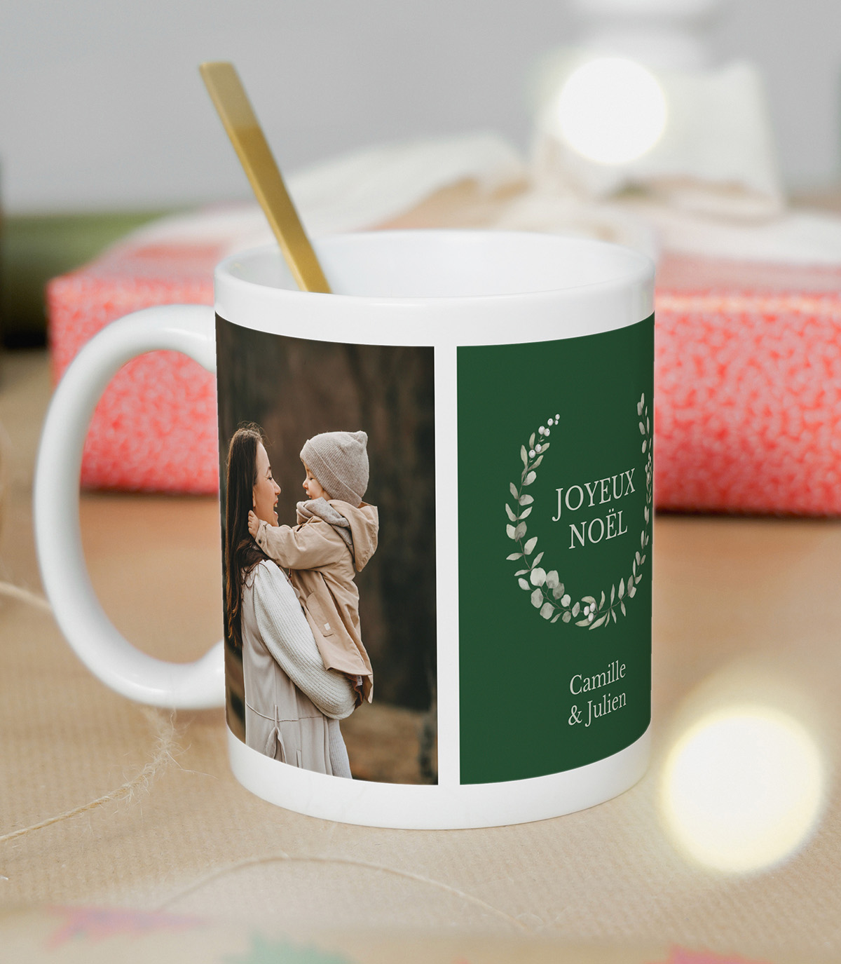 Mug en céramique blanche avec une couronne de Noël rouge et verte, deux photos d'enfants souriants et un texte "Joyeux Noël [Prénoms des enfants]".