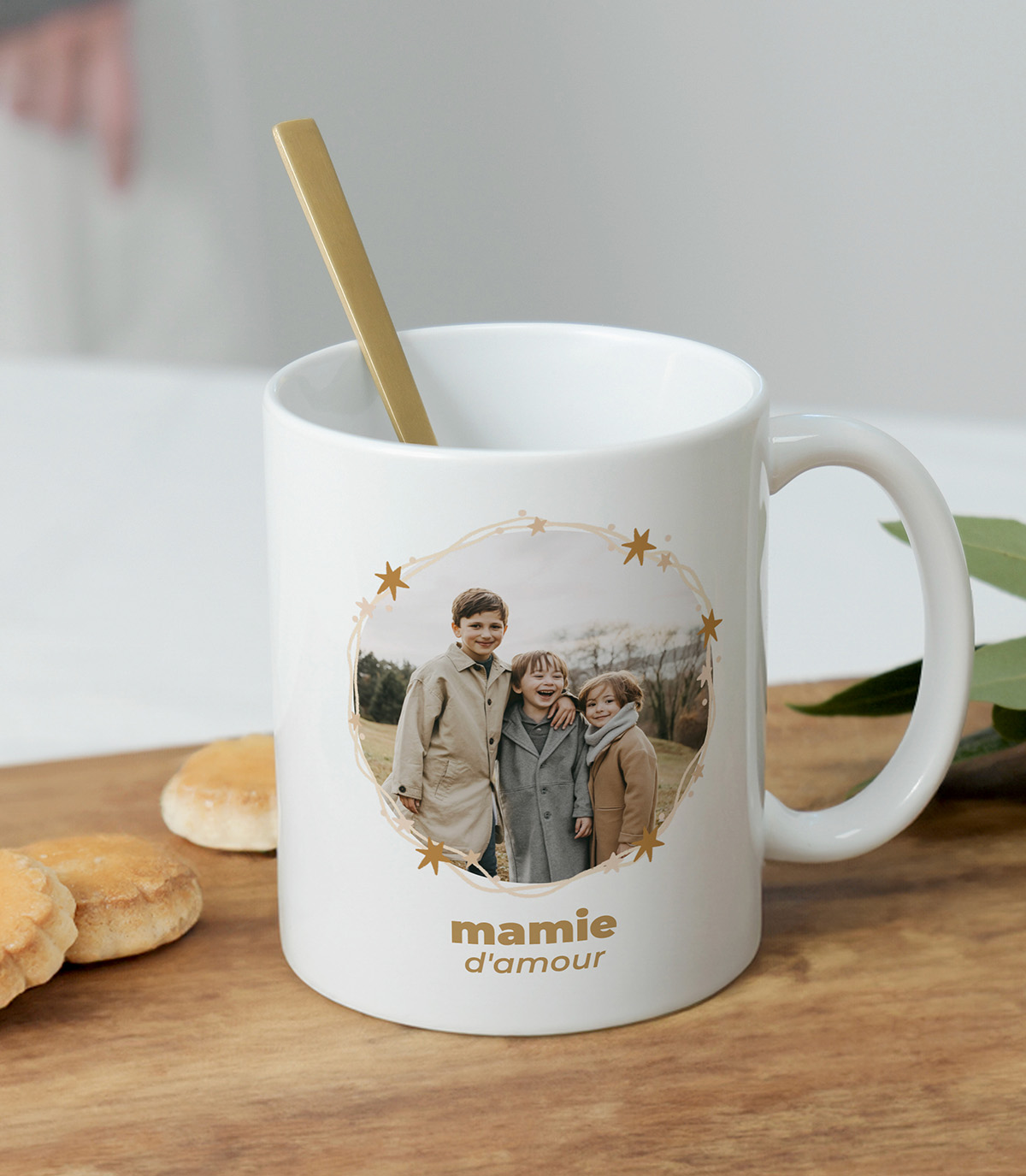 Une tasse blanche avec une couronne d'étoiles et une photo personnalisée, parfaite pour les fêtes de fin d'année.