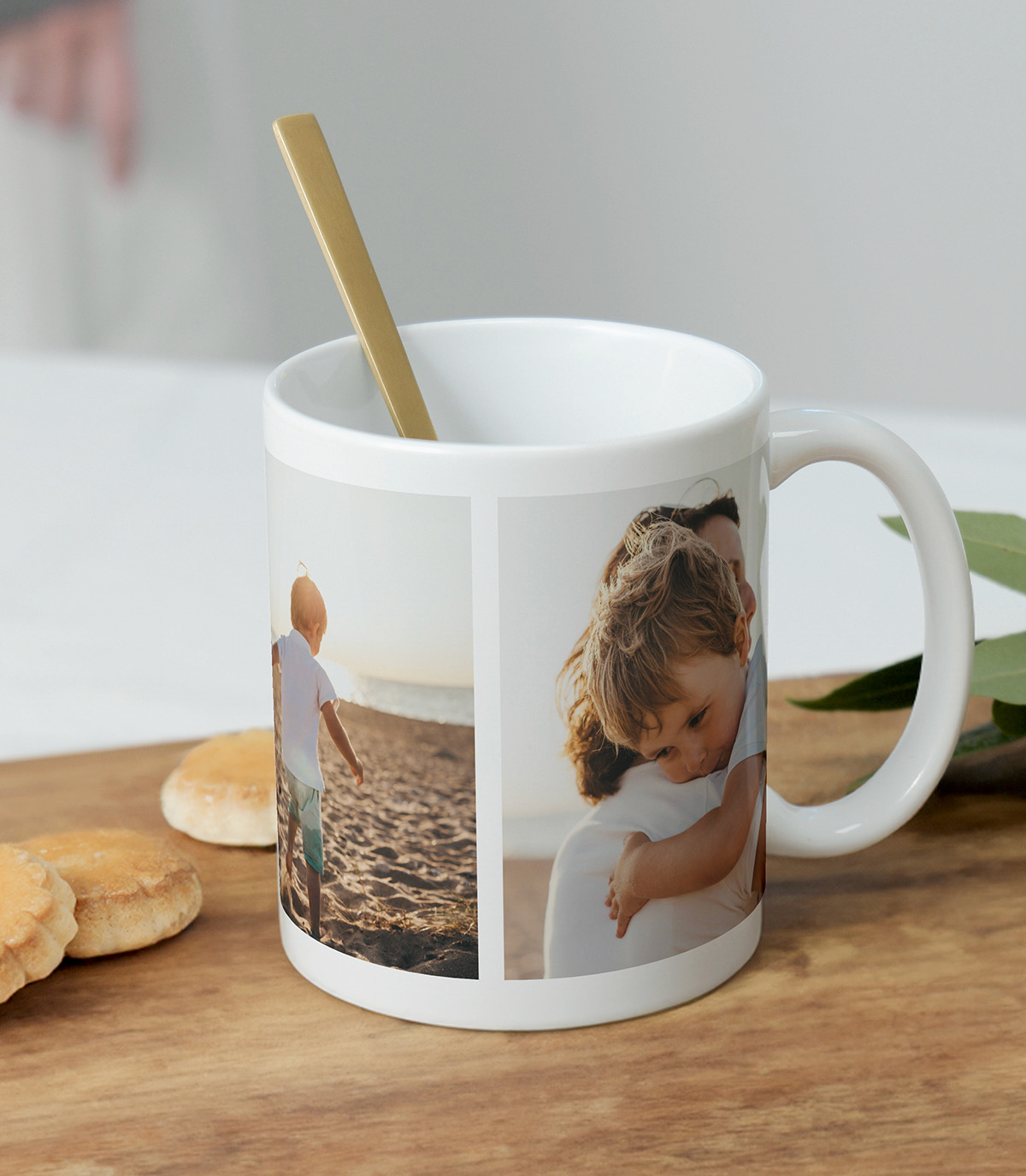 Mug en céramique blanc avec une anse, présentant trois photos de famille.