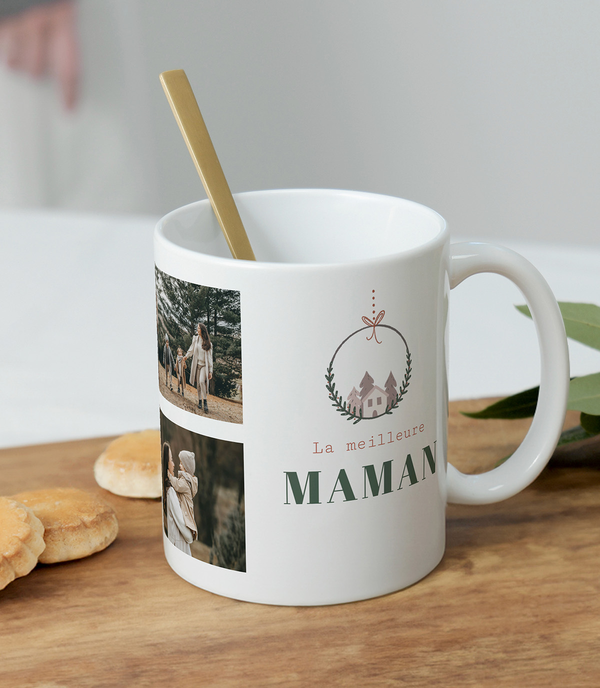 Mug personnalisé 'Maman Noël' avec 3 photos, décor de Noël, couronne et petite maison, idéal comme cadeau pour la meilleure maman