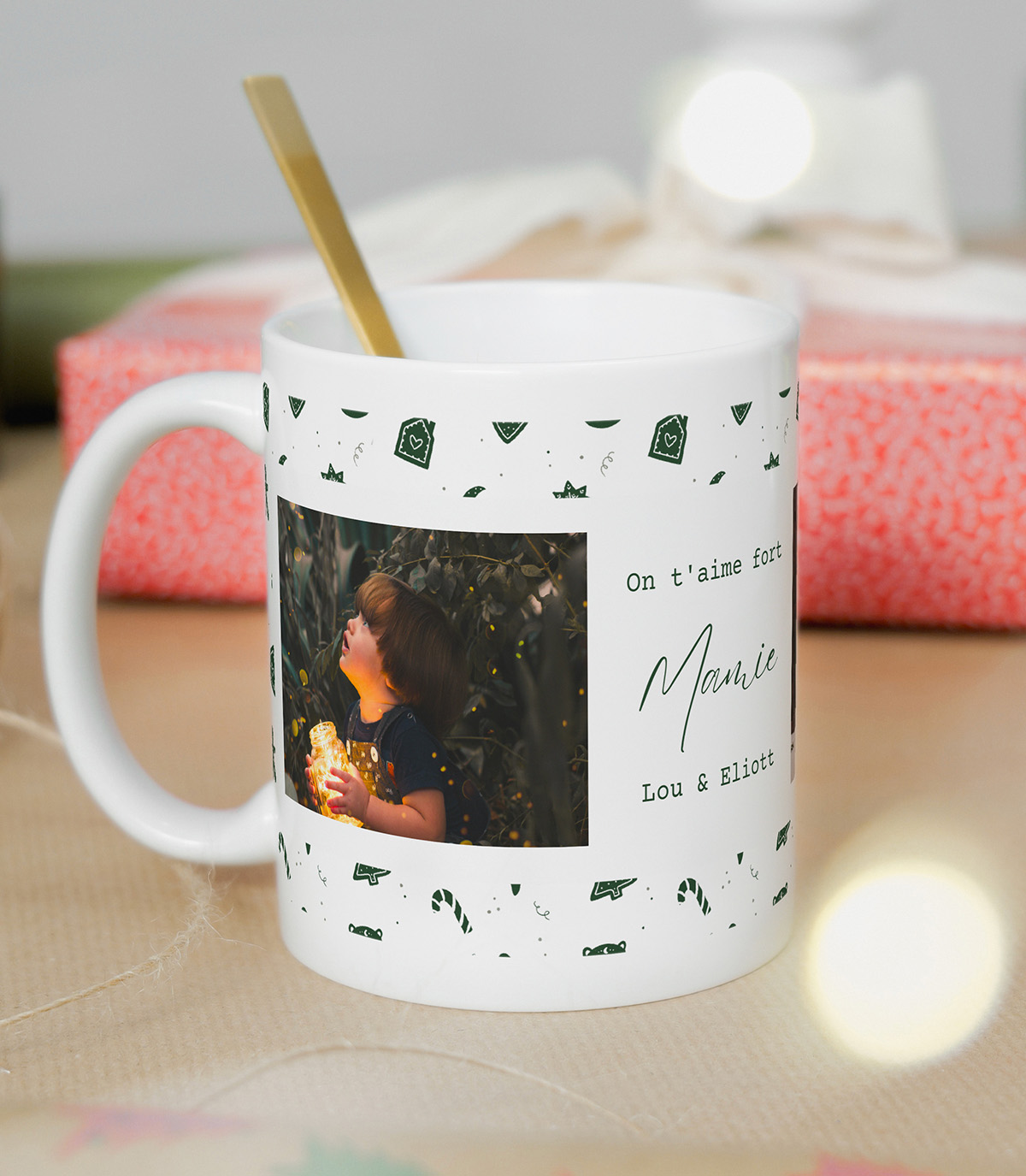 Mug personnalisé Noël : Deux photos d'enfants souriants sur un gâteau de Noël, avec un message "Pour Mamie, la meilleure pâtissière du monde" et une signature personnalisée