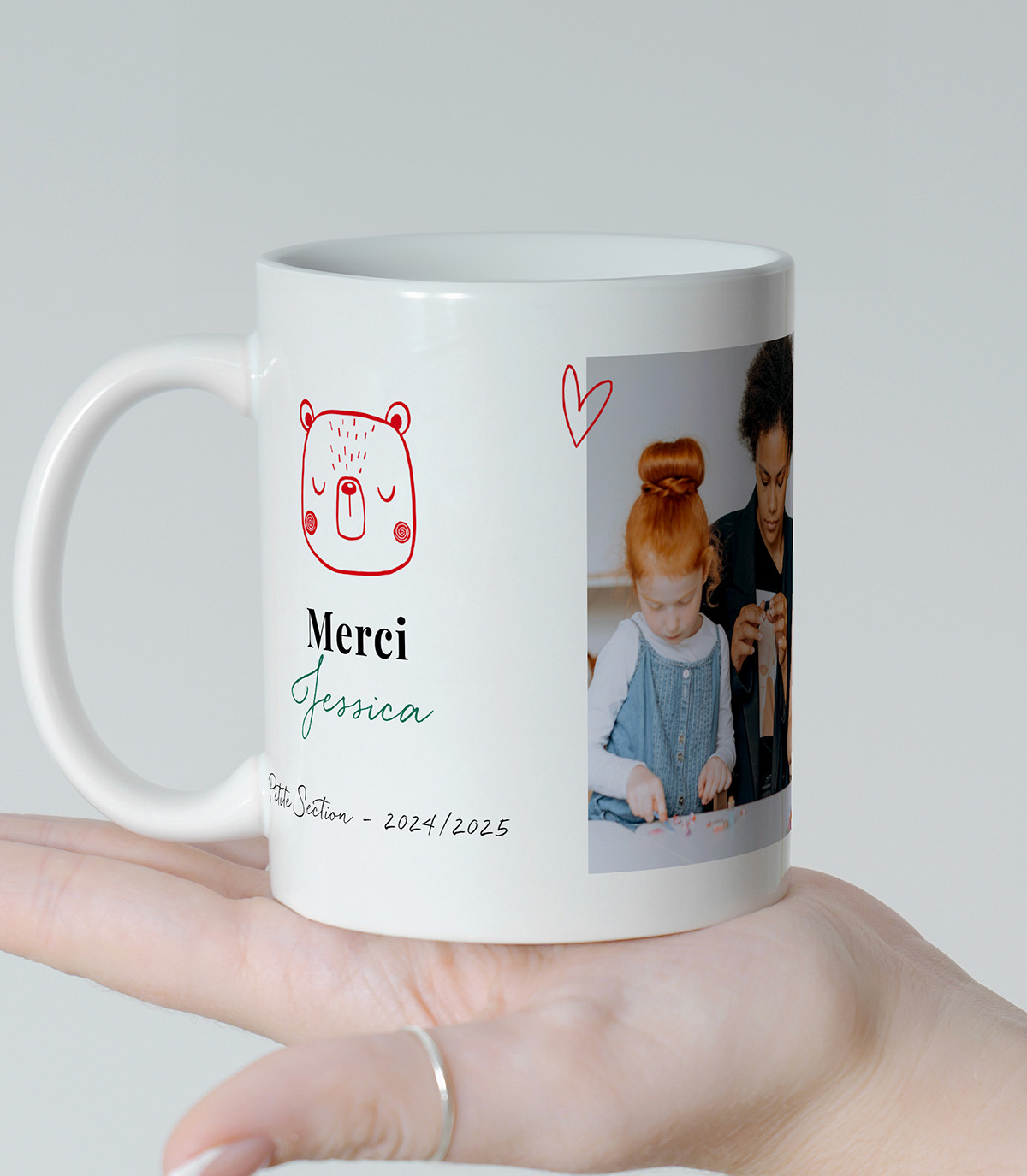 Tasse blanche avec deux photos de classe, un petit ourson illustrée et un texte "Merci" et le prénom de l'Atsem.