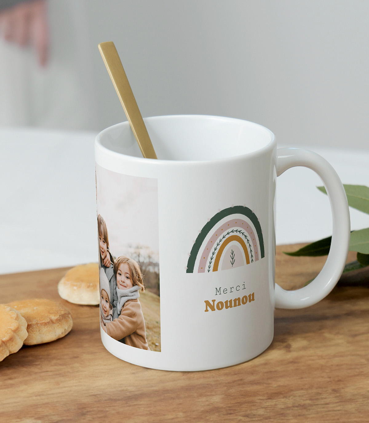 Mug blanc avec 3 photos d'un enfant souriant avec sa nounou, un arc-en-ciel et un texte "Merci Nounou (Prénom de l'enfant)