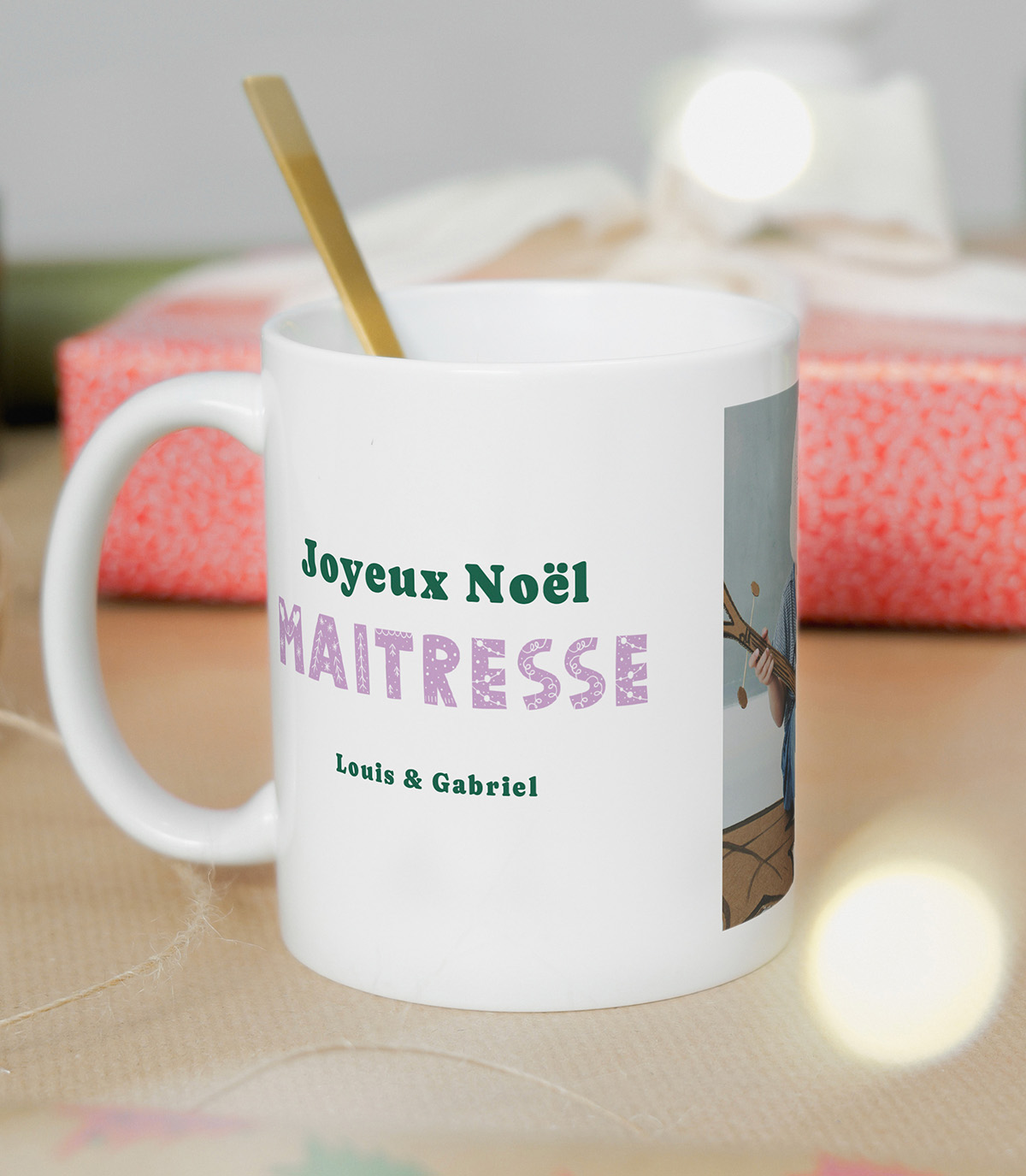 Tasse blanche avec une photo de classe souriante et un texte "Joyeux Noël Maîtresse" avec la signature des enfants.