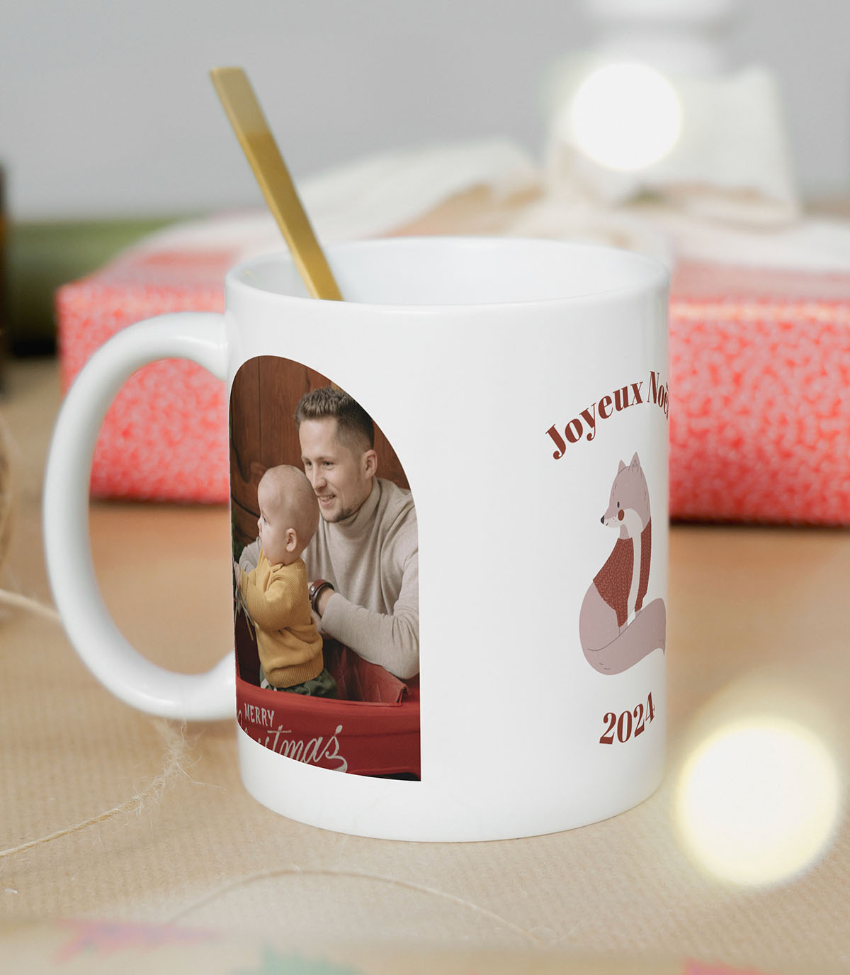 Mug blanc avec 3 photos d'un enfant souriant avec sa nounou et un texte "Joyeux Noël Nounou"