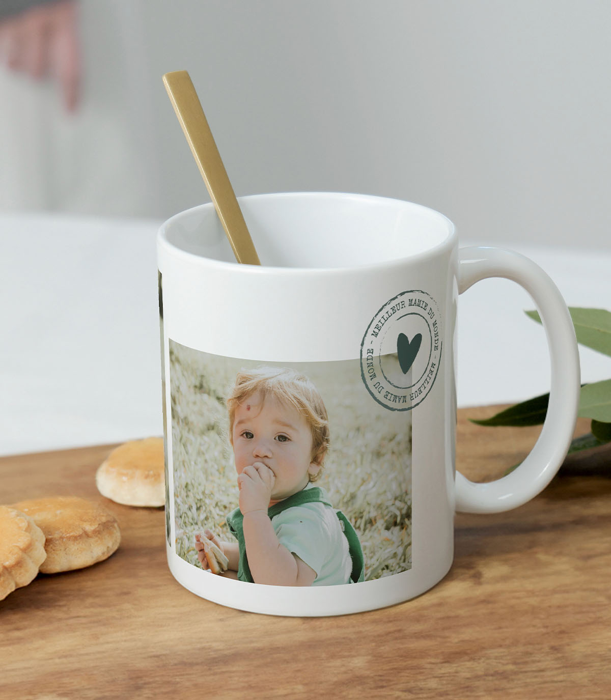 Mug personnalisé "Meilleure mamie du monde" avec tampon cœur et photos des petits-enfants, cadeau pour grand-mère.